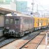 しあわせさんこんぴらさん号と連結する琴電レトロ電車とデカ1