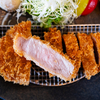 ピンクの断面の「厚切りロースカツ」（百家）