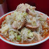 ラーメン二郎 上野毛店 - フヨフヨアブラは口に含むと仄かな甘みを発しては儚く消える。スープは最近の中では気持ち薄め。麺は申請通りなカタメ。豚は味染み薄めで気持ちパサ目。この店としては正直少し並品的な印象。もっと好みの時があることを知っているパーツがちょくちょくありだが、それが逆に再訪問のモチベーションになるのが二郎。