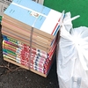 雨あがりの資源ゴミ集積所。