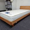  アルダー材の無垢材を使った温かみのあるシンプルなデザインのベッドフレームのご紹介です。