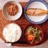 根菜たっぷりみそ汁、焼き鮭、小粒納豆。