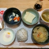 ゆかり、ごま、しその葉のおにぎり。レンチン目玉焼き。とん汁(トンが無くなってきた)