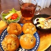 今日の朝食ワンプレート、豆パン、紅茶、野菜ピクルスレタスサラダ、バナナブルーベリーシリアルヨーグルト