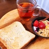 今日の朝食ワンプレート、厚切りトースト、紅茶、いちごヨーグルトグラノーラ