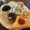 緑に囲まれた店内で豪華なモーニングを