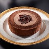 ローソンから「プレミアムロールケーキ 濃厚ショコラ」が新登場！チョコづくしのスイーツ新商品です