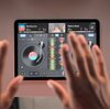 新型iPad AirでDJアプリ「djay Pro AI」が進化! 本体ディスプレイに触れずともスクラッチができてしまう件