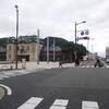門司港駅前を通り、関門海峡を