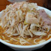 麺屋 小金 （武蔵新城） - 初訪問。トッピングアブラは部分によっては普通に肉の脂身。野菜はかなりクタクタで期待する清涼効果は望めず。スープは砂糖醤油のような甘い味付けが結構前面に。そして結構重みあり。麺は生田駅前店にも似た太目の平打ち系。豚は存在感のあるでか目の切り出し1枚。久しく思い出した二郎「系」ラーメン。