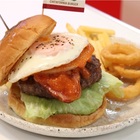 【常滑焼、いちじく、招き猫……】常滑のアメリカンダイナーの「看板バーガー」は、食材から器まで地元名産のフルコースだ