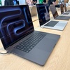 #AppleStore にて。 #MacBookAir か、 #MacBookPro か。 ノートパソコンであまり高負荷な仕事はしたく無いから、 #AIR かなぁ🤔 しかもセール中？！