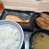 758静かな夜の吉野家で牛鮭定食！クーポンでドリンクバー無料は神
