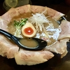 【今週のラーメン４０１２】 魚と豚と黒三兵 （東京・西新宿五丁目） 魚豚骨ラーメン ＋ チャーシュー増し ＋ アサヒスーパードライ生中　〜王道豚骨魚介は時代にあせず！旨さ再認識！令和新鮮感覚の極上ＭＩＸ系ラーメン！