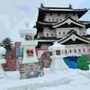 弘前公園の弘前城雪燈籠まつり・家族連れや観光客で賑わう