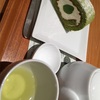 nana's green tea 抹茶ロールケーキと茎茶。