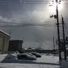 お日様に照らされて降る雪