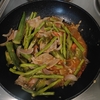 フィリピン　豚肉の料理（Sitaw, okra, sigarilyas, tomato, onion, garlic）