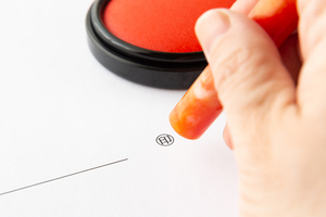 押印と捺印の違いとは？法的効力の差や契約書への押し方について解説