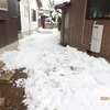 通路の雪掻き　やっと正月を　Clearing the road of snow