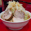 ラーメン二郎 生田駅前店 - 「冷やし」初食。コンセプトに沿って冷ました野菜、余熱が入らない考慮の気持ち薄めの豚から細やかな気配りを感じる。スープは飲んだ瞬間に濃密な塩分がキリッと。麺は冷えていると更に引き締まった感じに。店主さんのセンスをひしひしと感じる文字通りクールな一杯。