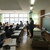 ５年生：最後の学活　通知表をもらう⑤