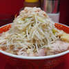 ラーメン二郎 上野毛店 - アトピー持ちの二郎の付き合い方として、最適解は「ニンニク少し」か。いつになく高温の盛り盛りヤサイで全体的にホット過ぎる状況になるも、スープはかなりの薄味に。