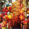 ハンマーHàng Mã通りは、テト（旧正月）ムードで赤いです。