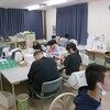 絵ぞうきん、紙すきはがきの仕上げ作業　あやめとさくらは研修旅行