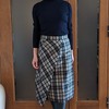 トラッドは秋の定番ファッション｜チェックの巻きスカート＆上質ニットで大人かわいいコーデ