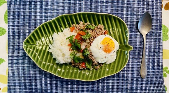 レンチン料理のプロにひき肉料理のコツを聞いたら、ジューシーなメニューが簡単に作れてしまった【ガパオライス ハンバーグ】