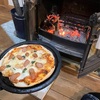 薪ストーブでピザを焼く