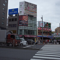 アジアな観光客が朝っぱらから押しかける築地場外市場の『きつねや』さんで灼熱のホルモン丼を堪能です！