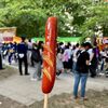2025年の札幌まつりは週末からの開催で中島公園の露天は今年もすごい人！道民にはおなじみの魚肉フランクフルトも復活していました