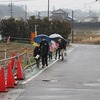 登校の風景：雨の朝　傘の花