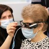 眼にマイクロチップを人工移植して視力を回復した女性