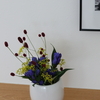 秋の草花と陶磁器。