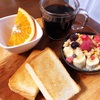 今日の朝食ワンプレート、4枚切りトースト、コーヒー、バナナグラノーラヨーグルト、はっさく