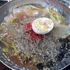 夏場のサムギョプサルの締めはマッグクス（蕎麦冷麺）