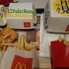 マックで何も買わずに自ら持ち込んだペットボトルを片手に勉強している終わった学生