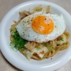 週末ランチ　目玉焼きを乗せた焼うどん