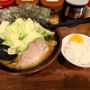 八王子「まるに家」ラーメンキャベツほうれん草増しとミニライスを食べる。バランスとトッピングの質の良さが光るハイレベルな家系！鶏油がよく効いてて美味しかった。