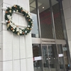 丸の内仲通りのビル入り口で「クリスマスリース」が飾られているよ！