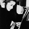 雪の沈黙を聞く作曲家、Eleni Karaindrou（b.1939)