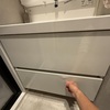 洗面台の引き出しの表面に違和感。3年も住んでいるのに今さら…