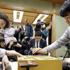 藤井聡太六段：公式戦初の師弟戦で勝利・・感動