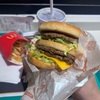 夕方のお楽しみ倍ビッグマックの玉ねぎ、ピクルス、ソースマシマシでオーダーです！！今日もビッグマックがやたらとうめぇ！！