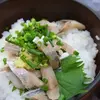 狙った角煮はどこへやら。秋葉原「三笠」で出会った、エッジの立ったアジたたき丼。