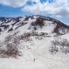 残雪の二王子岳を登る