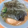 日吉「らすた」で味玉ほうれん草増しラーメンライス。あまじょっぱい濃厚な豚骨スープはライスとの相性抜群！。日吉駅付近では最もオススメしたい家系ラーメンかな。
